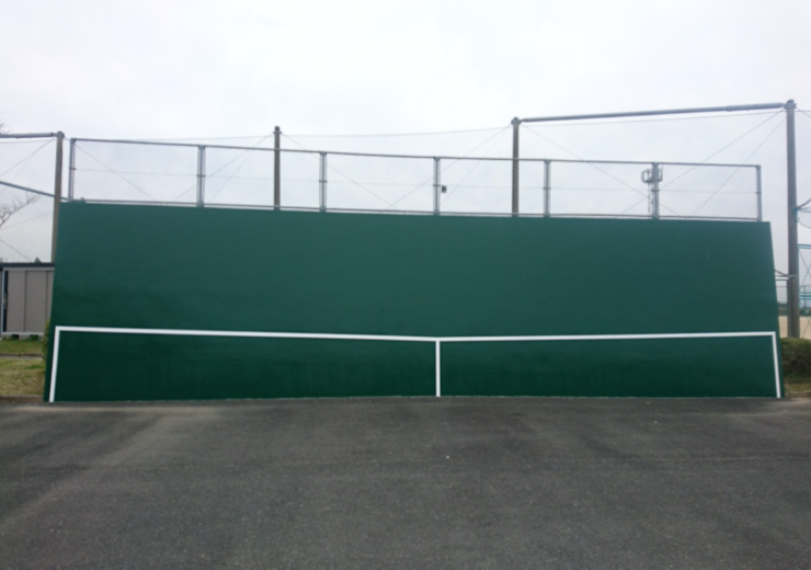 テニス壁打落書き消し塗装｜外壁塗装施工事例